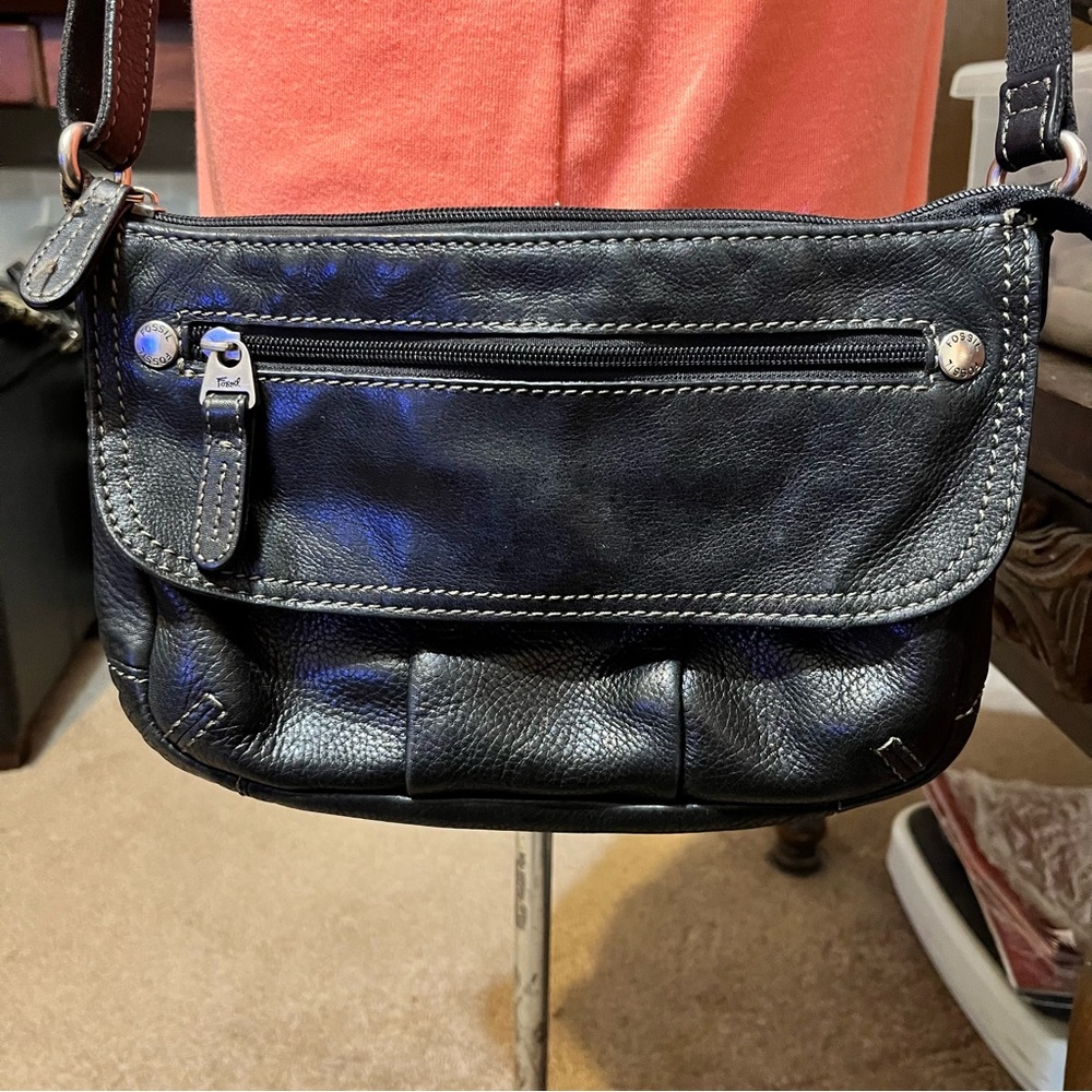 A Fossil crossbody with lots of pockets - Picture 2 of 12